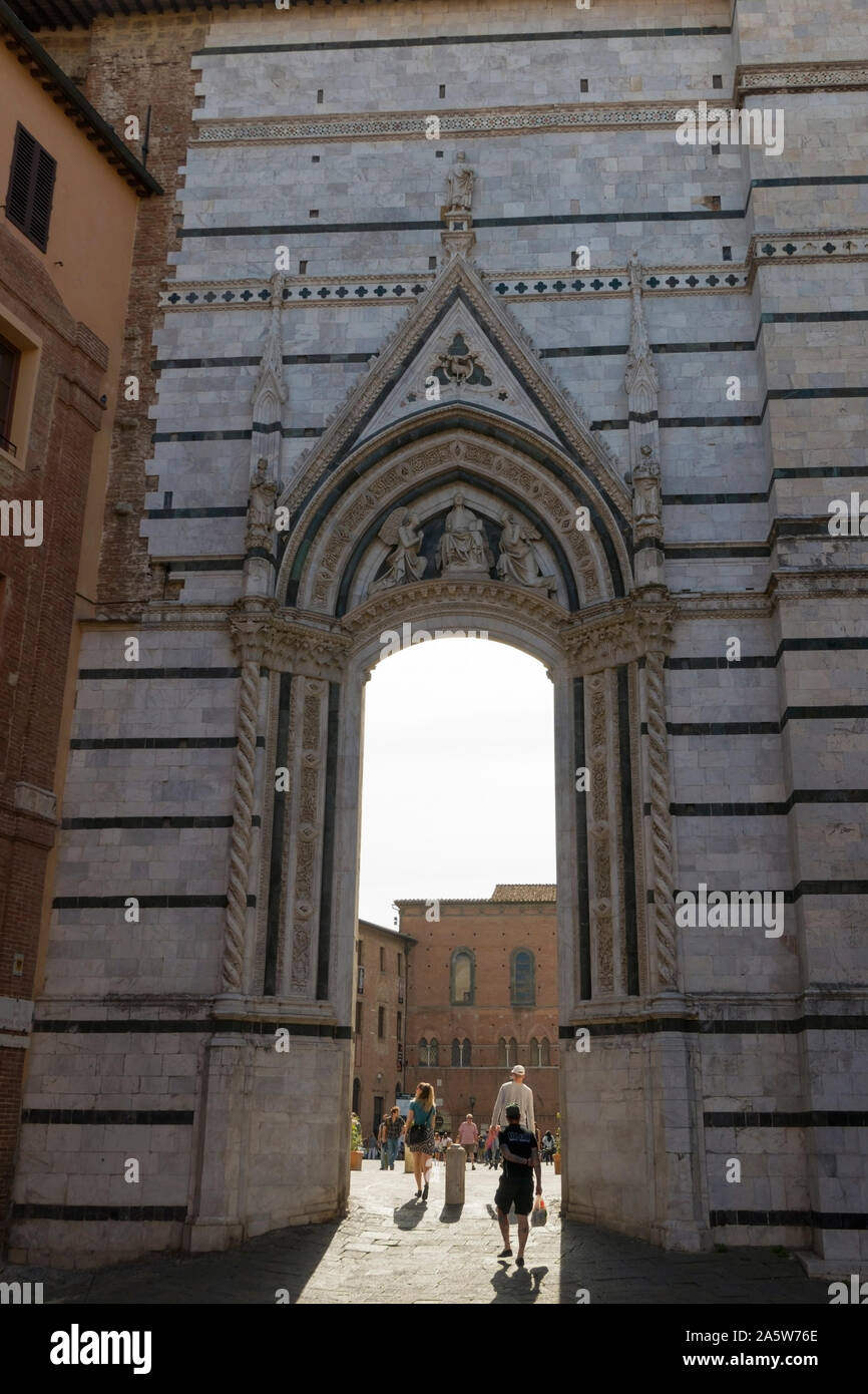 Porta a Siena la Cattedrale di Santa Maria Assunta (Duomo di Siena) a Siena, Toscana Foto Stock