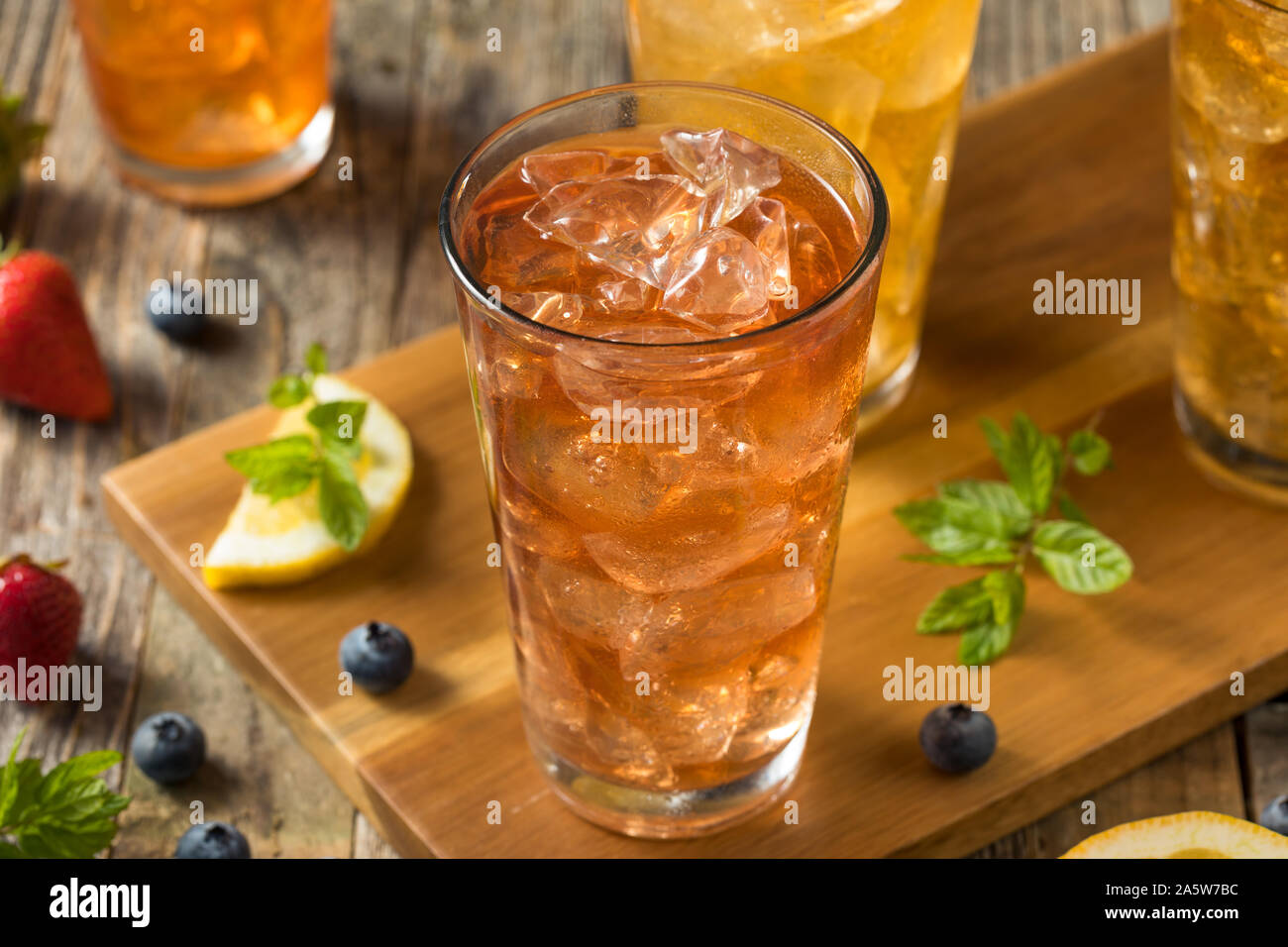 Rinfrescanti bacca aromatizzato tè ghiacciato con limone e menta Foto Stock