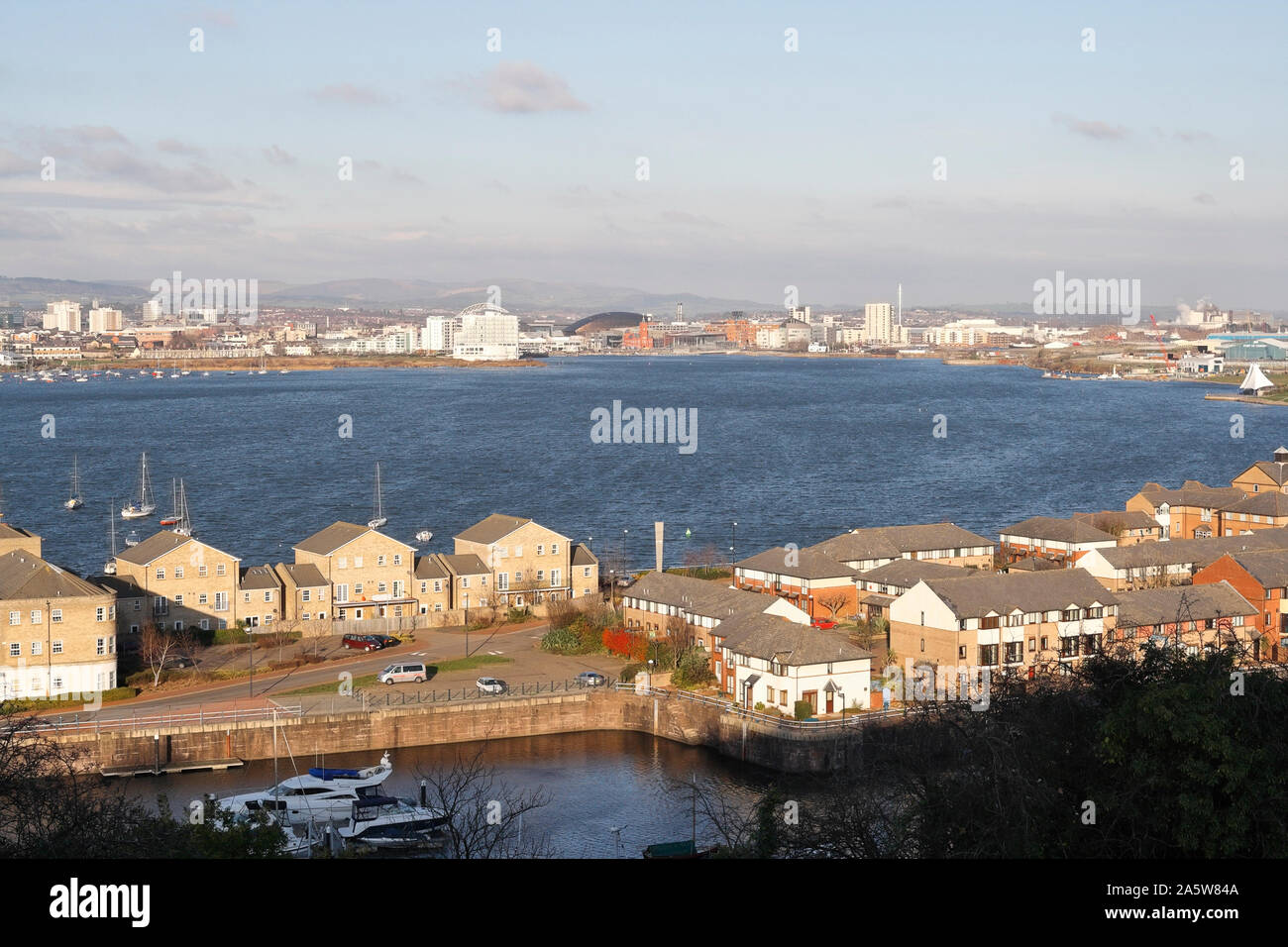 Cardiff Bay e Penarth Marina, Galles, Regno Unito. Vista panoramica sulla città, lago artificiale Foto Stock
