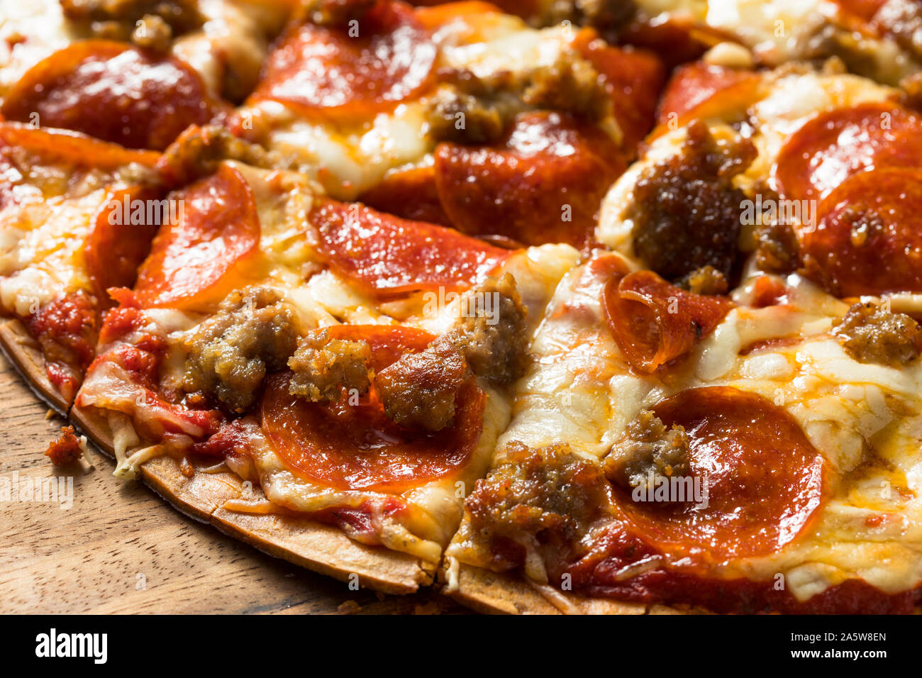In casa St Louis Style salsiccia per pizza PIzza con formaggio Foto Stock