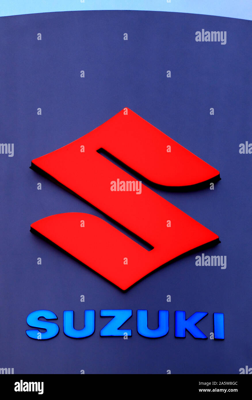 Suzuki, il logo, il cartello luminoso, badge, industria automobilistica, vendite showroom, Hunstanton, Norfolk, Inghilterra, Regno Unito Foto Stock