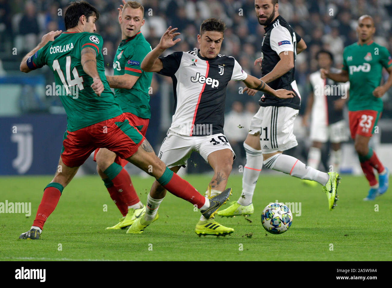 Lo Stadio Allianz, Torino, Italia. 22 ottobre, 2019. La UEFA Champions League Juventus versus Lokomotiv Mosca; Vedran Corluka del Lokomotiv Mosca falli Paulo Dybala della Juventus come egli tenta di superare la linea difensiva - Editoriale usare carte di credito: Azione Plus sport/Alamy Live News Foto Stock