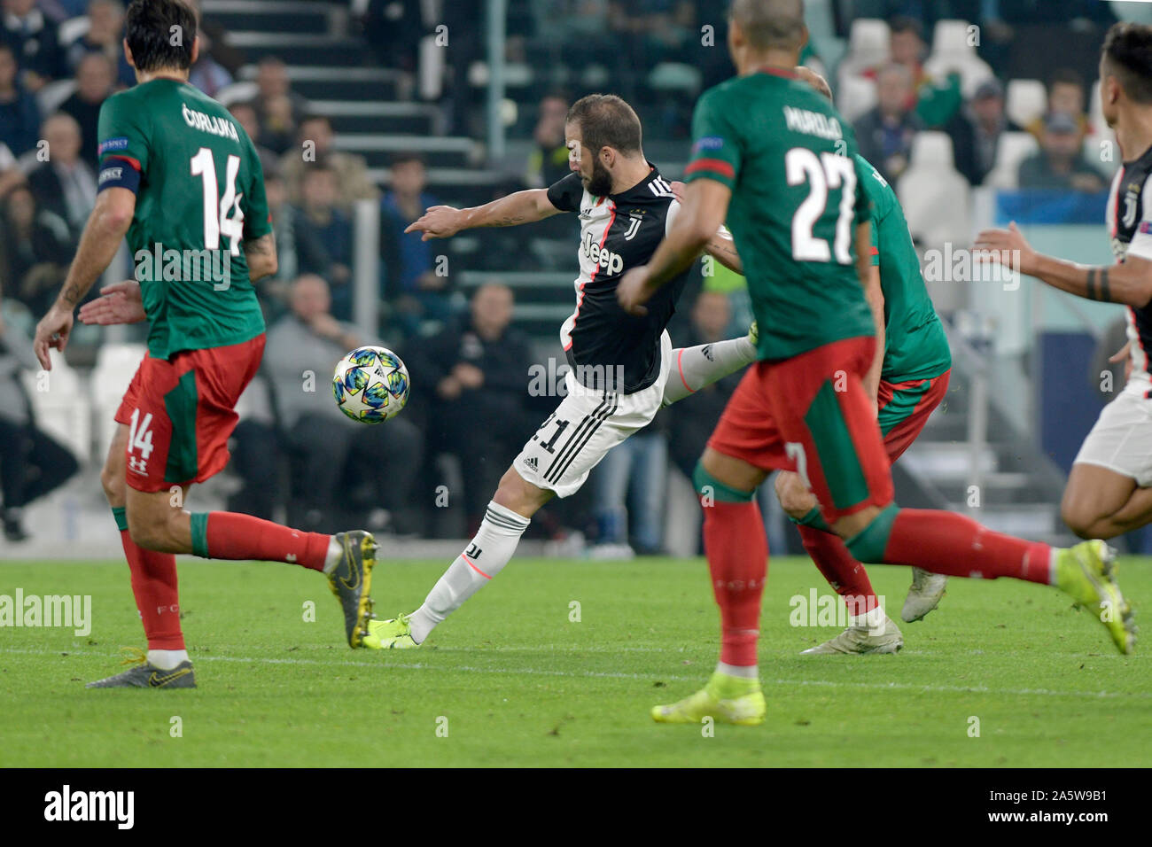 Lo Stadio Allianz, Torino, Italia. 22 ottobre, 2019. La UEFA Champions League Juventus versus Lokomotiv Mosca; Gonzalo Higuain della Juventus ha un colpo al traguardo - Editoriale usare carte di credito: Azione Plus sport/Alamy Live News Foto Stock