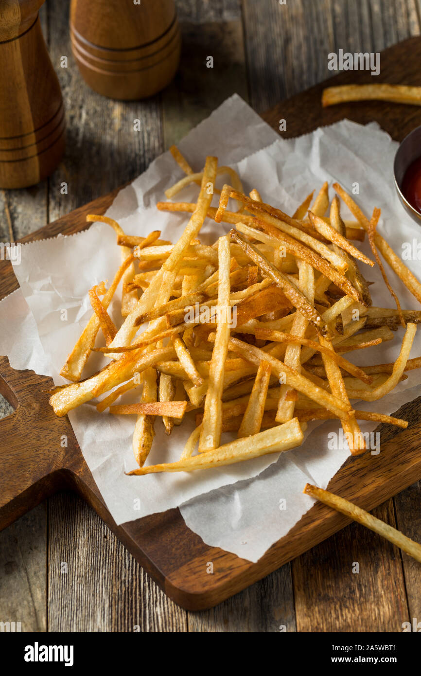 In casa Shoestring patatine fritte con sale marino Foto Stock