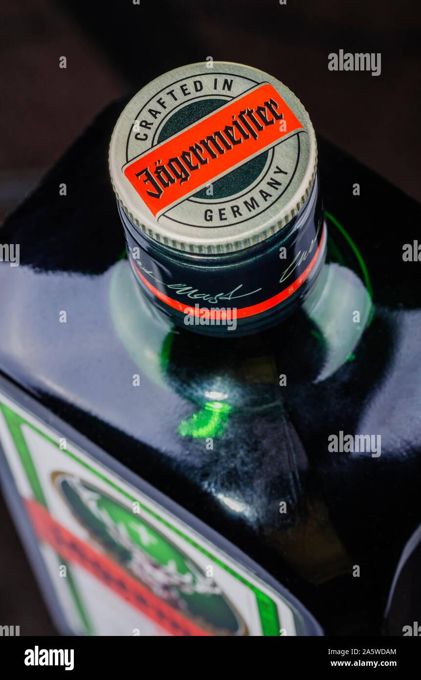 Jagermeister digestivo sul gradiente dello sfondo. Jagermeister fatta con 56 erbe e spezie. Esso è fabbricato da Mast-Jagermeister SE, Germania Foto Stock