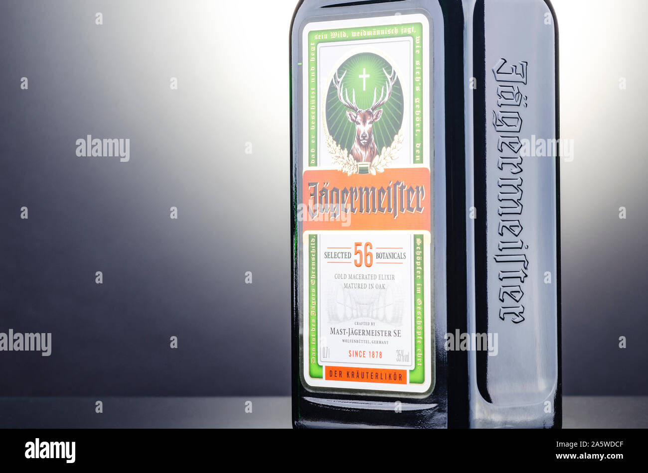 Jagermeister digestivo sul gradiente dello sfondo. Jagermeister fatta con 56 erbe e spezie. Esso è fabbricato da Mast-Jagermeister SE, Germania Foto Stock