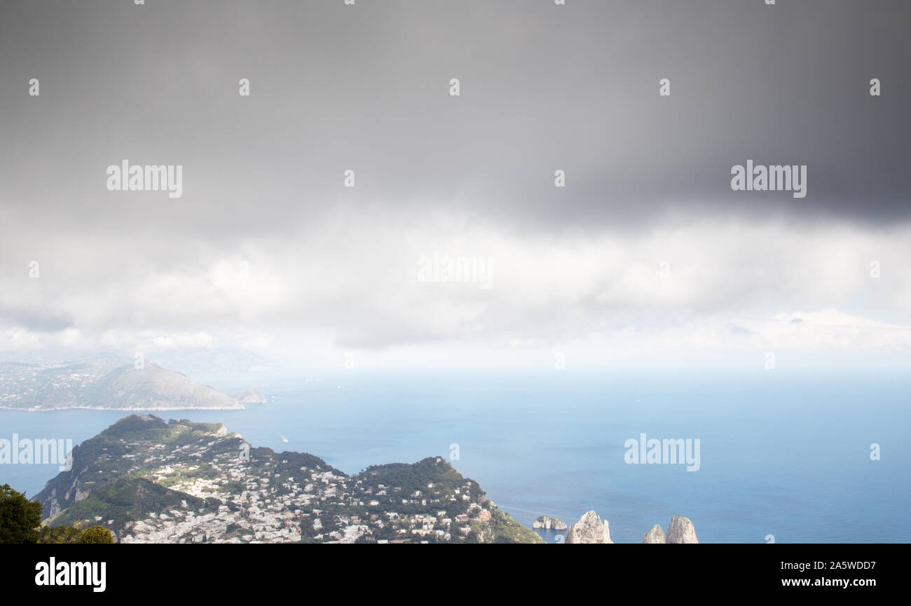 Punto di vista sul monte solaro guardando verso il basso in corrispondenza di tre torreggianti formazioni rocciose di Faraglioni Foto Stock