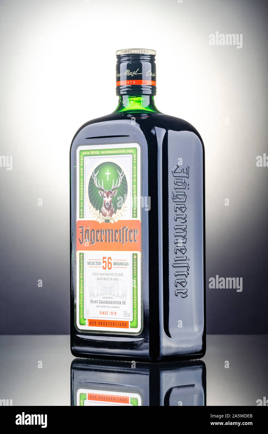 Jagermeister digestivo sul gradiente dello sfondo. Jagermeister fatta con 56 erbe e spezie. Esso è fabbricato da Mast-Jagermeister SE, Germania Foto Stock