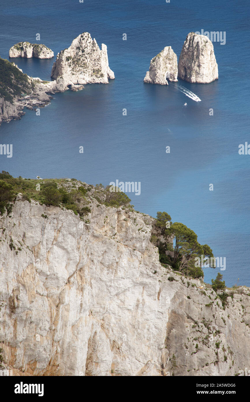 Punto di vista sul monte solaro guardando verso il basso in corrispondenza di tre torreggianti formazioni rocciose di Faraglioni Foto Stock