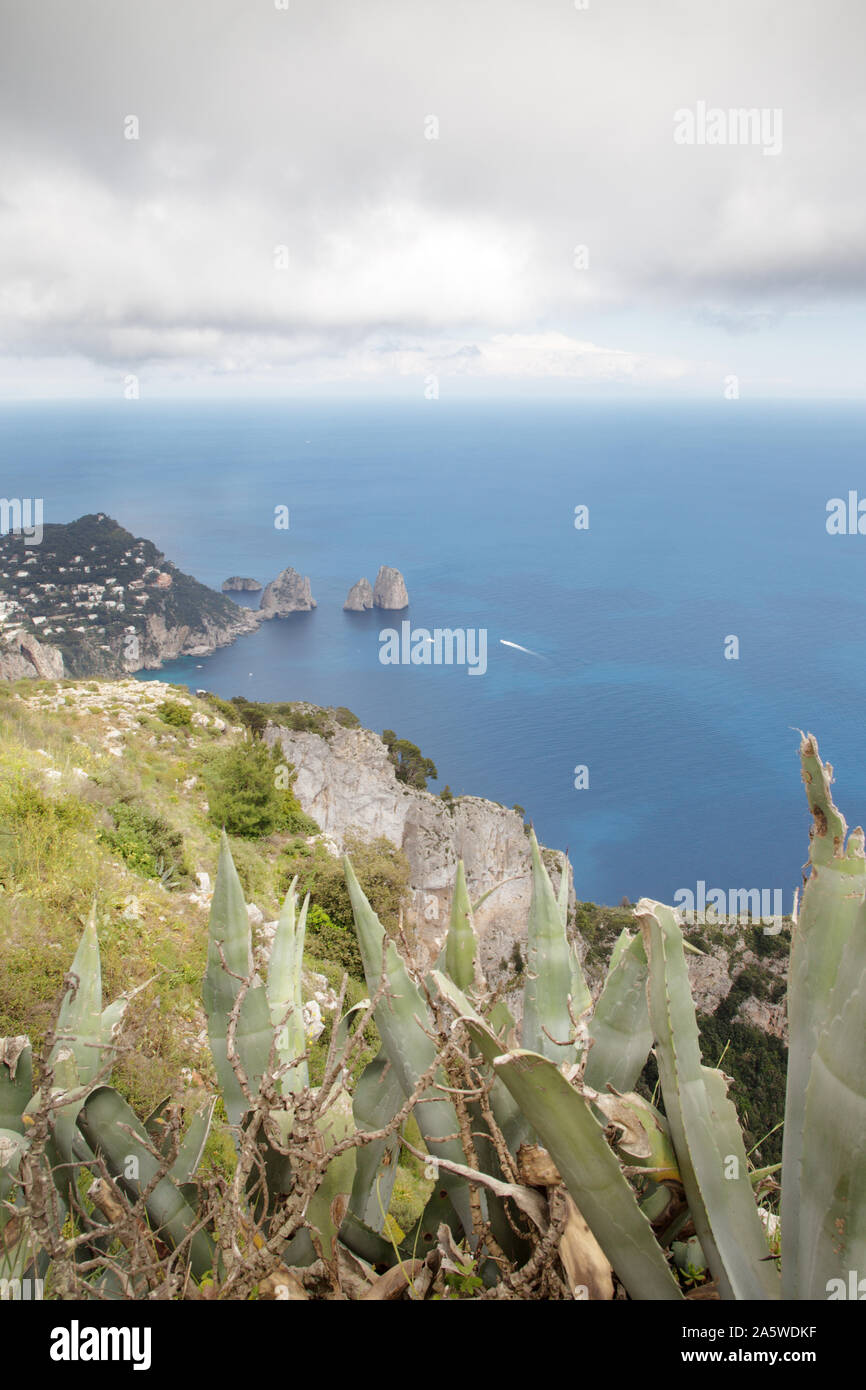 Punto di vista sul monte solaro guardando verso il basso in corrispondenza di tre torreggianti formazioni rocciose di Faraglioni Foto Stock