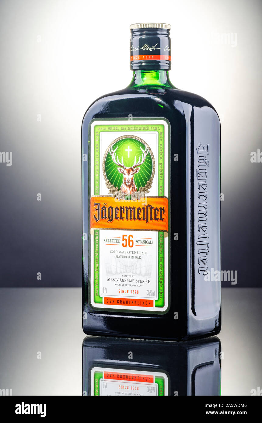 Jagermeister digestivo sul gradiente dello sfondo. Jagermeister fatta con 56 erbe e spezie. Esso è fabbricato da Mast-Jagermeister SE, Germania Foto Stock