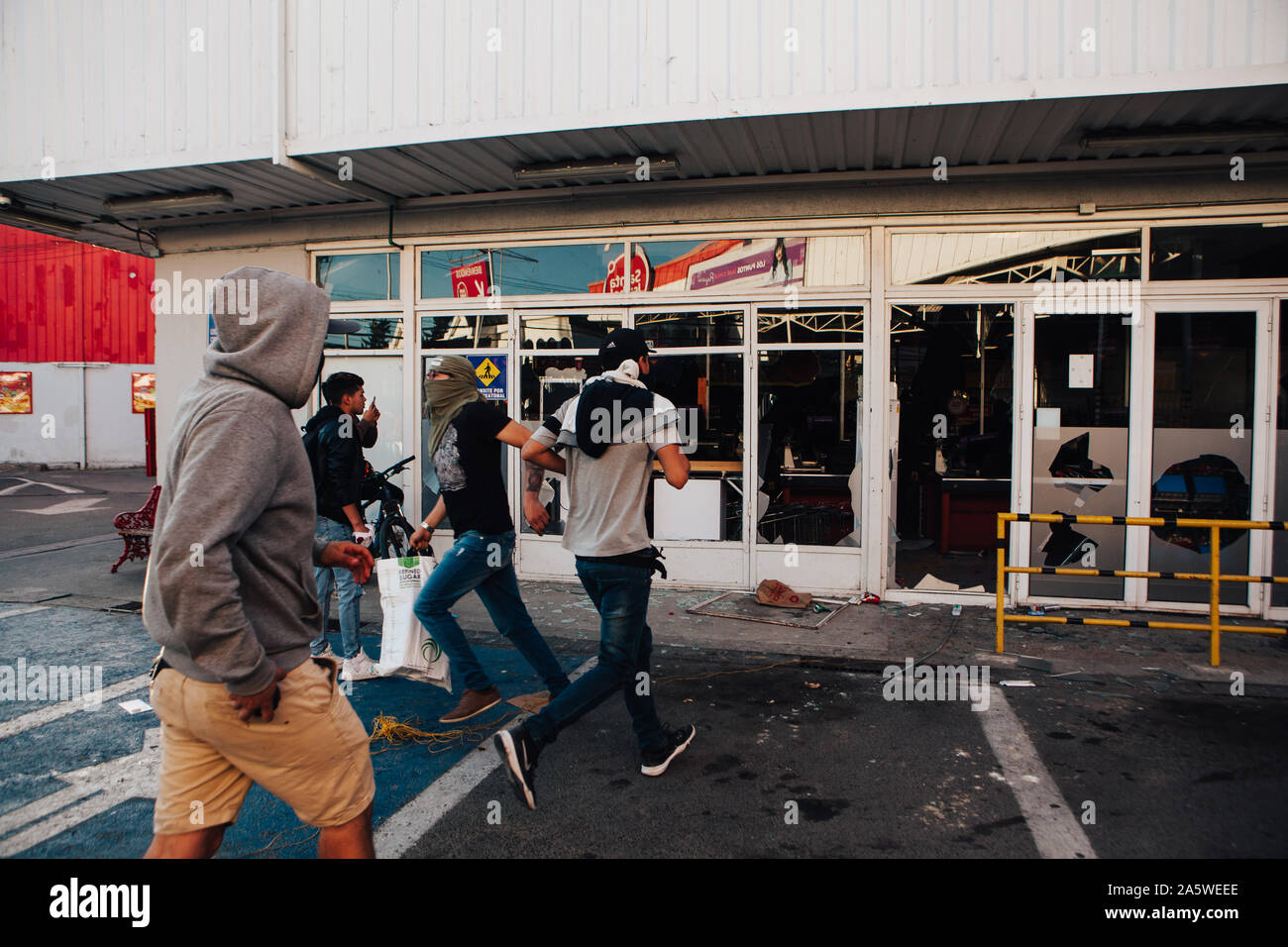 QUILPUÉ, Cile - 20 Ottobre 2019 - i dimostranti bottino supermercato durante le proteste del 'eludere' movimento contro il governo di Sebastian Piñera Foto Stock