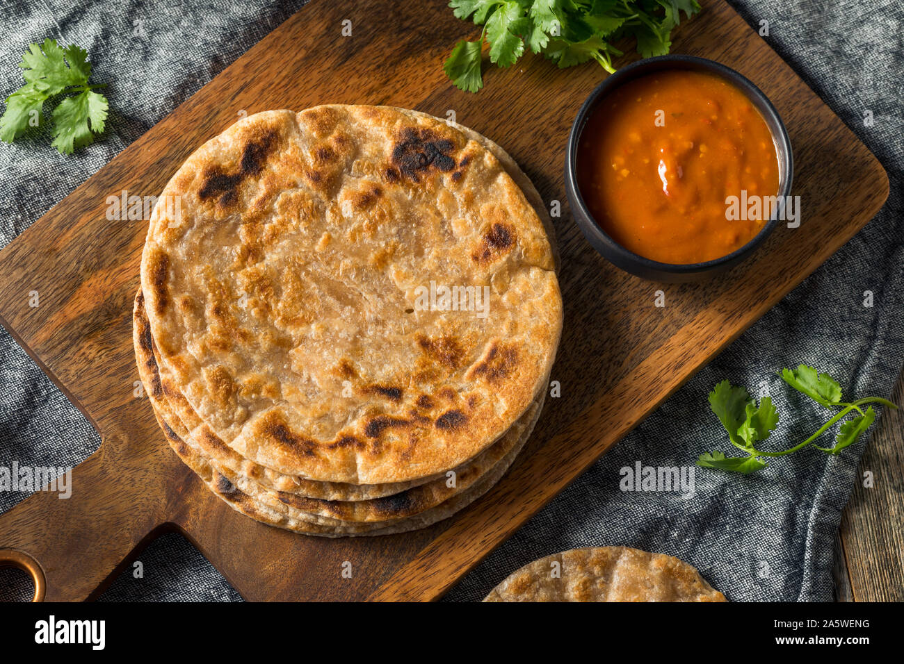 In casa Indian Roti Chapati pane pronto a mangiare Foto Stock