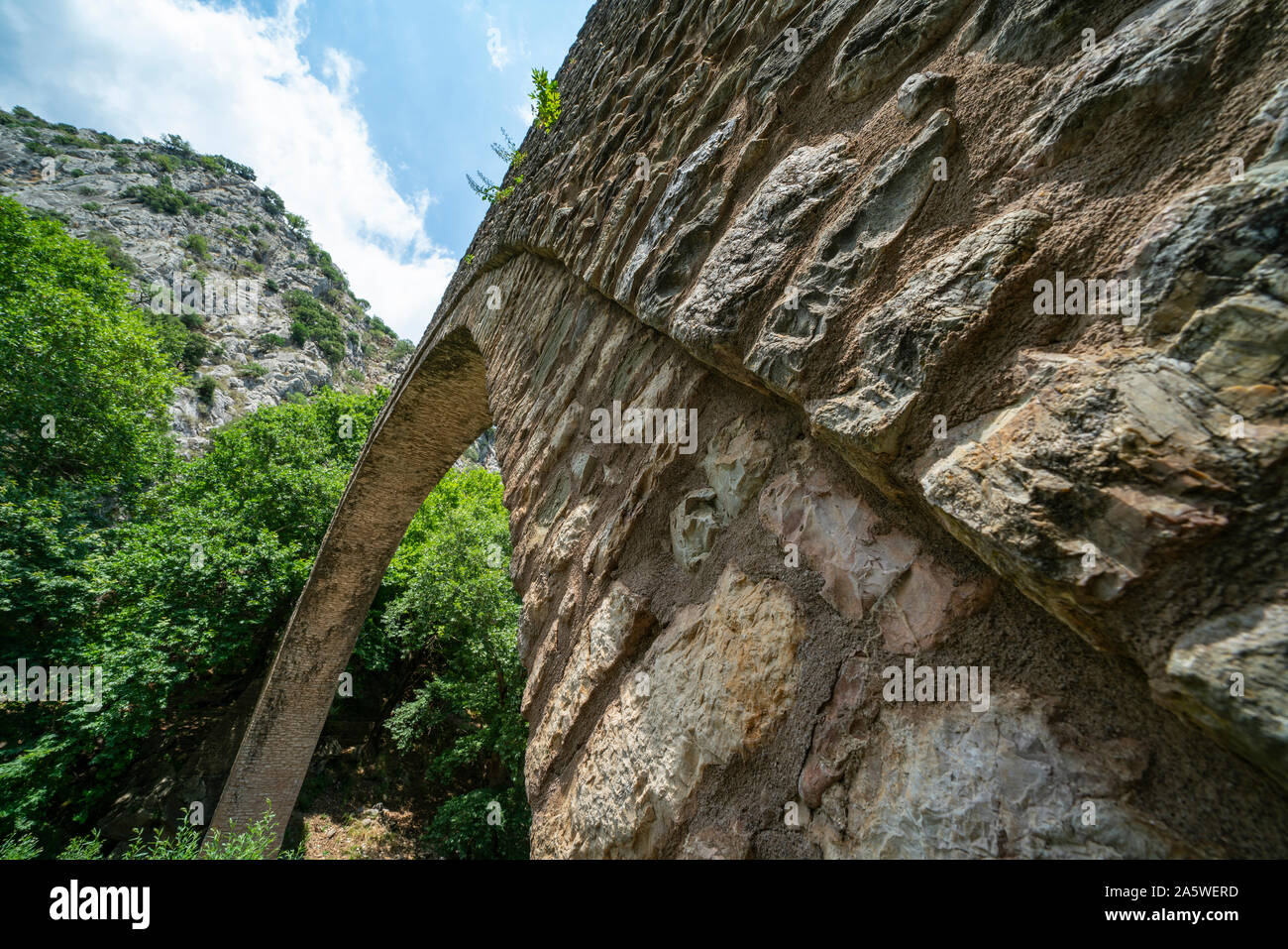 Angolo basso punto di vista della struttura e arco di pietra storica unica arcata del ponte pedonale a Zagori in Pindo in Grecia centrale. Foto Stock