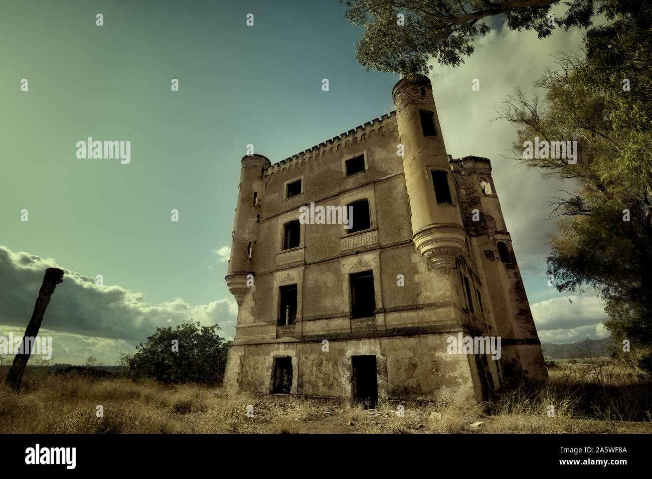 Castello abbandonato in stato pietoso sotto un cielo nuvoloso Foto Stock