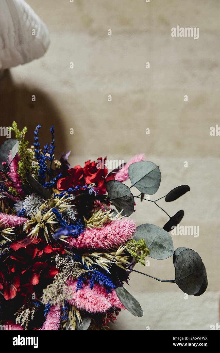 Mazzo di fiori secchi fiori autunnali con colori viola ideale per un matrimonio. Foto Stock