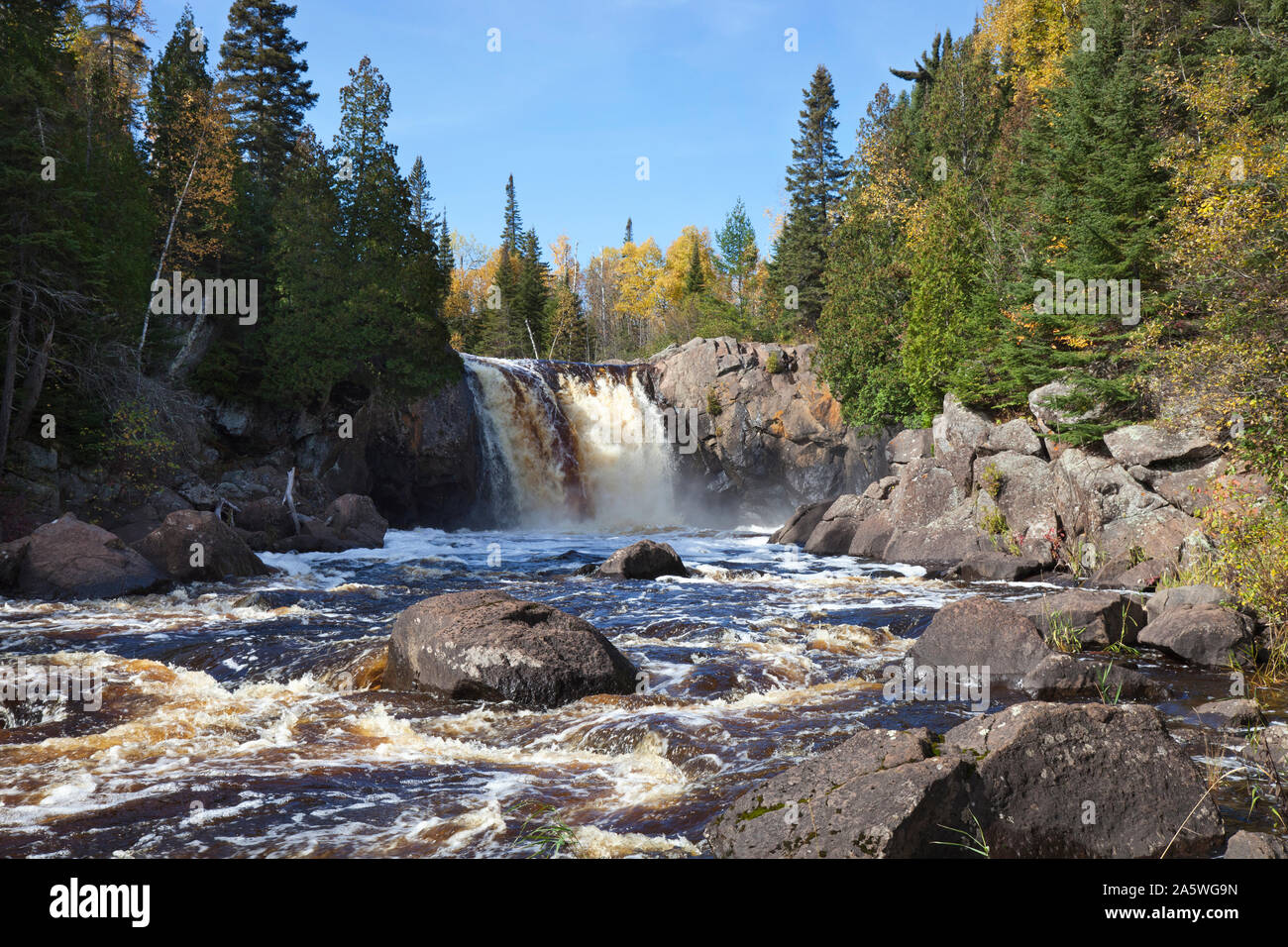 Illgen cade sul fiume il battesimo del Minnesota north shore durante l'autunno Foto Stock