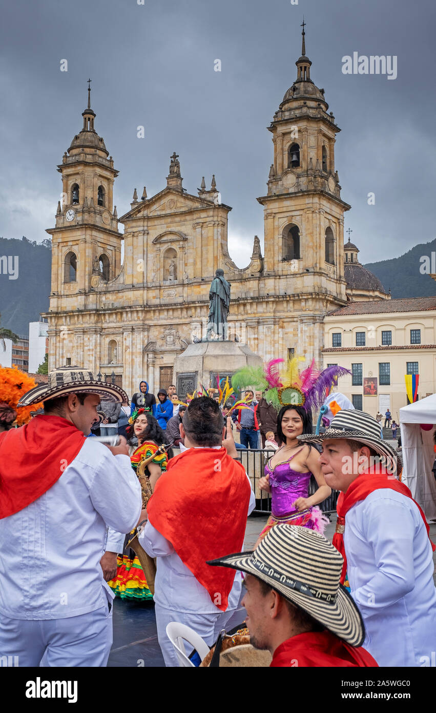 Il carnevale, musicisti in costume tradizionale, in piazza Bolivar, Bogotà, Colombia Foto Stock