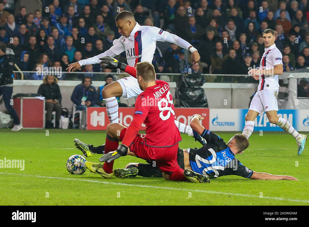 22 ottobre 2019 Brugge, Belgio Soccer Club Brugge contro PSG UEFA Champions League Group Fase Kylian Mbappe di Parigi Saint Germain segna 0-4 Kylian Mbappe di Parigi Saint Germain, portiere Simon Mignolet del Club Brugge, Mats RITS del Club Brugge Foto Stock