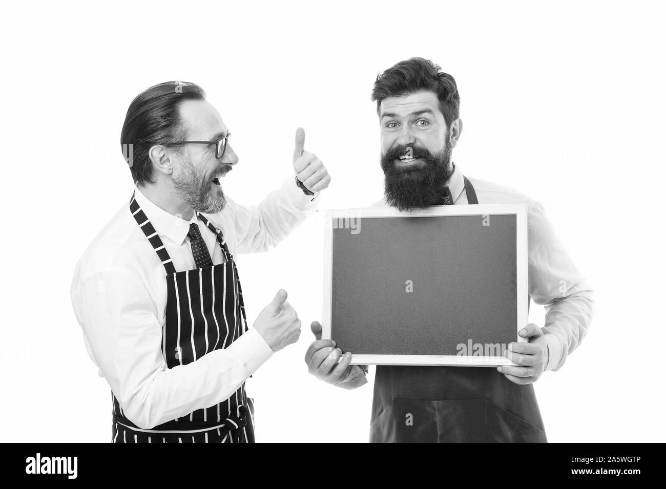 Unisciti a noi. Assunzione di personale del ristorante. Gli uomini barbuti informare. Gli uomini barbuti barista in attesa della catenaria lavagna vuota. Barista con blackboard annuncio. Hipster barista visualizza blackboard copia spazio. Foto Stock