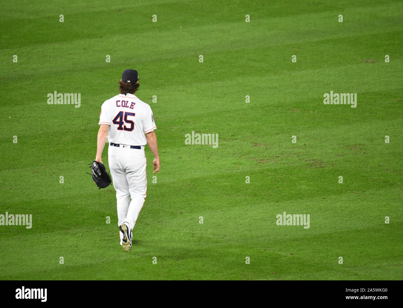 Houston, Stati Uniti. 22 ottobre, 2019. Houston Astros ace pitcher Gerrit Cole passeggiate sul campo per lanciare contro i cittadini di Washington nella World Series game 1 al Minute Maid Park a Houston, Texas Martedì, 22 ottobre 2019. Ai cittadini di giocare in franchising della prima serie mondiale mentre il favorito Astros cercano il loro secondo titolo in tre anni. Foto di Kevin Dietsch/UPI Credito: UPI/Alamy Live News Foto Stock