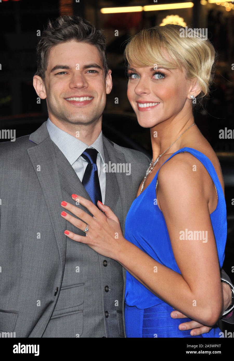 LOS ANGELES, CA. Gennaio 09, 2012: Jeremy Jordan & fiance Ashley Spencer alla premiere mondiale del suo nuovo film "gioioso rumore' a Grauman's Chinese Theater di Hollywood. © 2012 Paul Smith / Featureflash Foto Stock