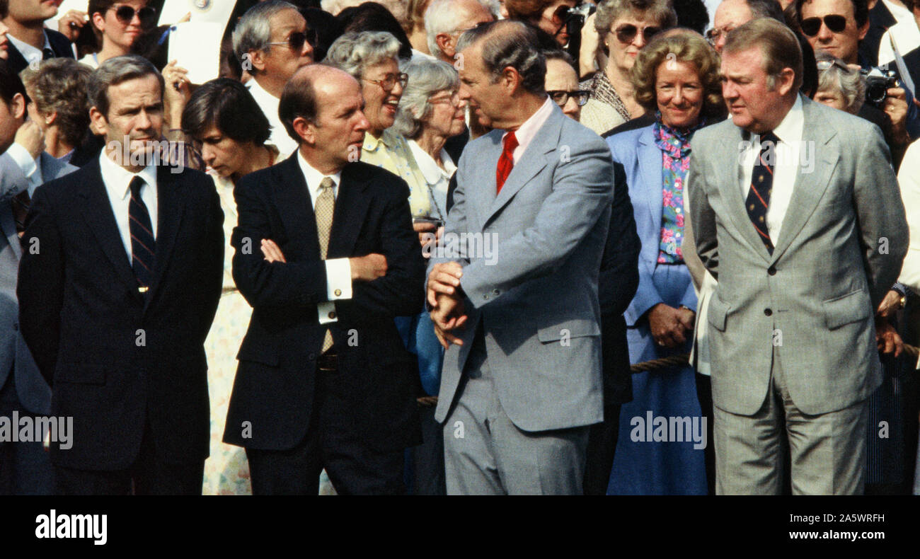 I membri chiave del personale di Reagan durante una cerimonia nuziale della Casa Bianca sul prato Sud della Casa Bianca nel settembre 1982; da sinistra a destra: Robert Mc Farland,Michael Deaver,James Baker, Ed Meese foto di Dennis Brack bb71 Foto Stock
