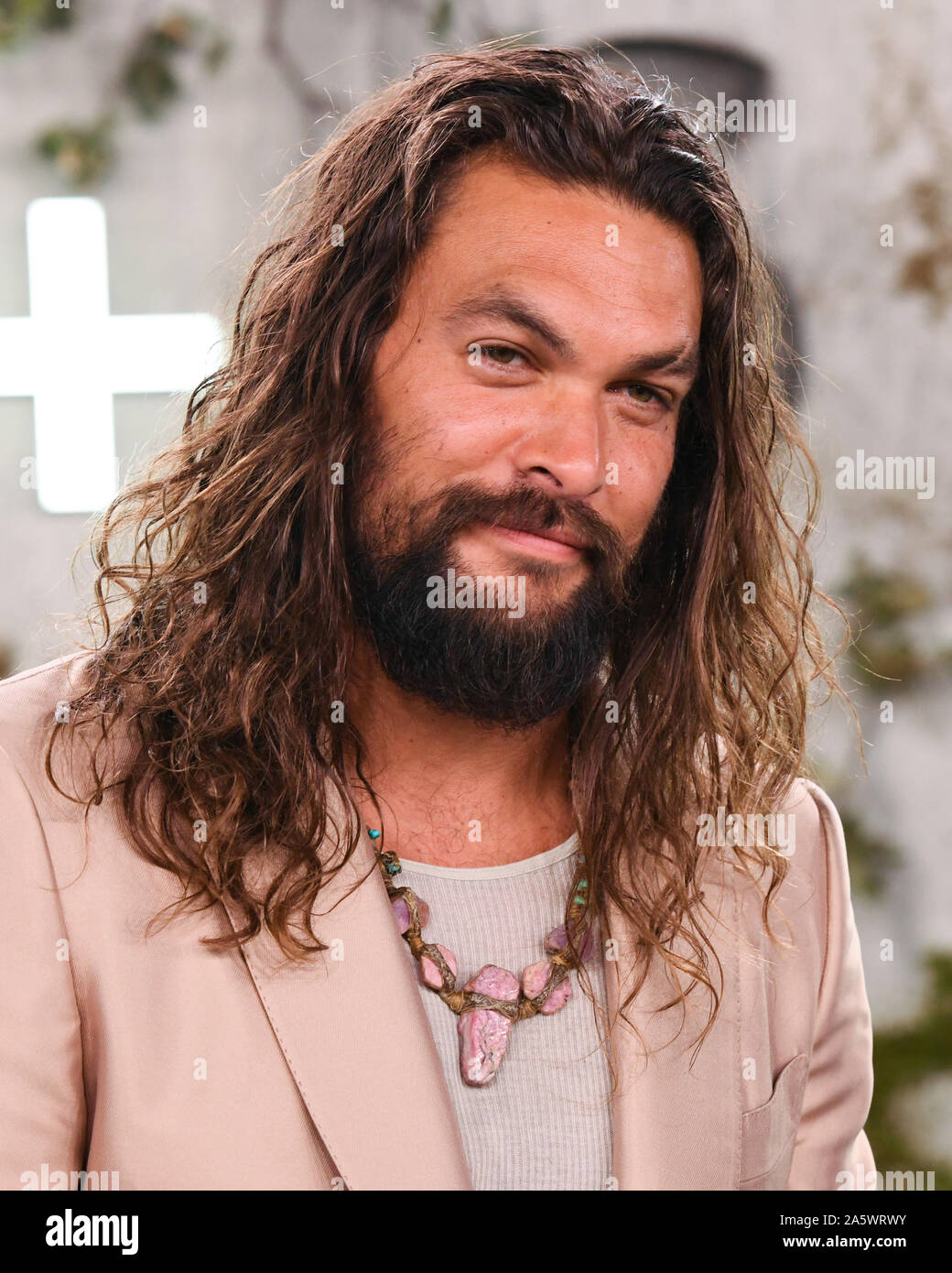 Ottobre 21, 2019, Westwood, CALIFORNIA, STATI UNITI D'AMERICA: Jason Momoa e Lisa Bonet assiste la Premiere mondiale di Apple TV+'s 'EE' (credito Immagine: © Billy Bennight/ZUMA filo) Foto Stock