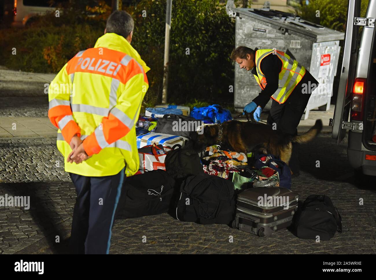 13 ottobre 2019, il Land della Baviera, Wernberg-Köblitz: un cane di polizia gestore ha il suo farmaco via cane cerca di numerose tasche in corrispondenza di un checkpoint di polizia sulla A93. Foto: Nicolas Armer/dpa Foto Stock