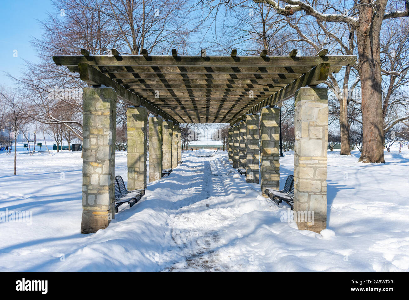 Padiglione al Jane Addams Memorial Park di Chicago coperto di neve durante l'inverno Foto Stock