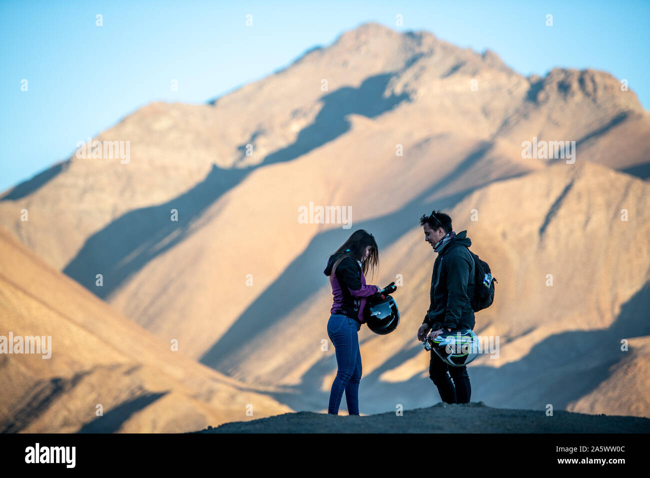 I turisti prende il tempo di essere godetevi i meravigliosi panorami e paesaggi che le montagne del Pisco Elqui Valley hold, Coquimbo, Cile. Foto Stock