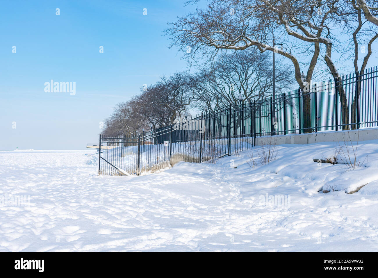 Lago Michigan a Ohio Street Beach a Chicago congelato e coperto di neve dopo un Polar Vortex Foto Stock