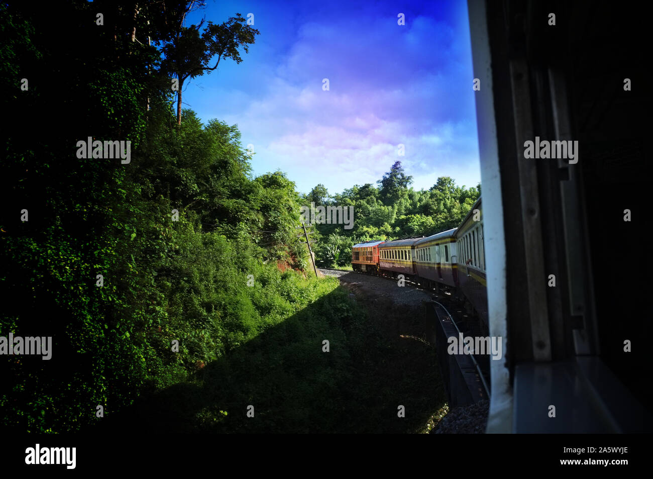 Vista dalla stazione del treno fa una curvatura della curva attraverso le bellezze naturali della verde dei prati e montagne . Viaggi in Thailandia ,per effetto saturazione Foto Stock