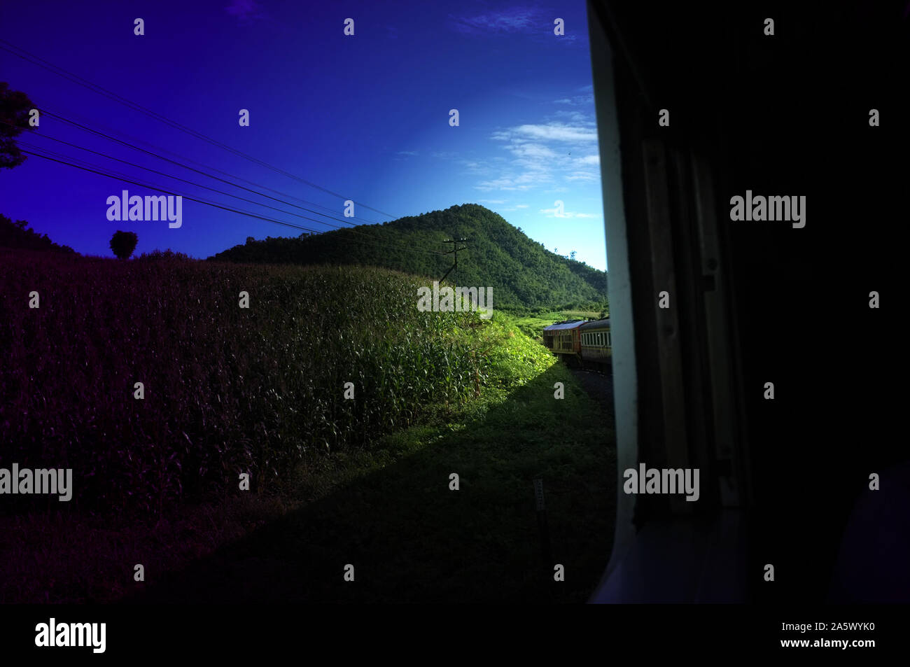 Vista dalla stazione del treno fa una curvatura della curva attraverso le bellezze naturali della verde dei prati e montagne . Viaggi in Thailandia ,per effetto saturazione Foto Stock
