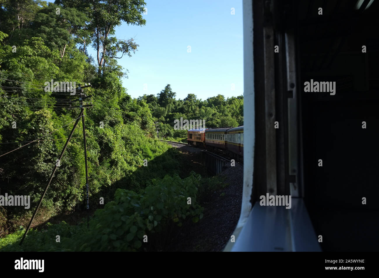 Vista dalla stazione del treno fa una curvatura della curva attraverso le bellezze naturali della verde dei prati e montagne . Viaggi in Thailandia Foto Stock