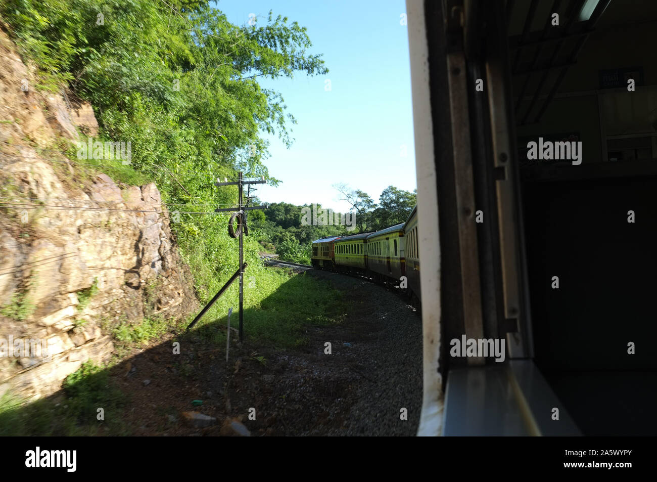 Vista dalla stazione del treno fa una curvatura della curva attraverso le bellezze naturali della verde dei prati e montagne . Viaggi in Thailandia Foto Stock