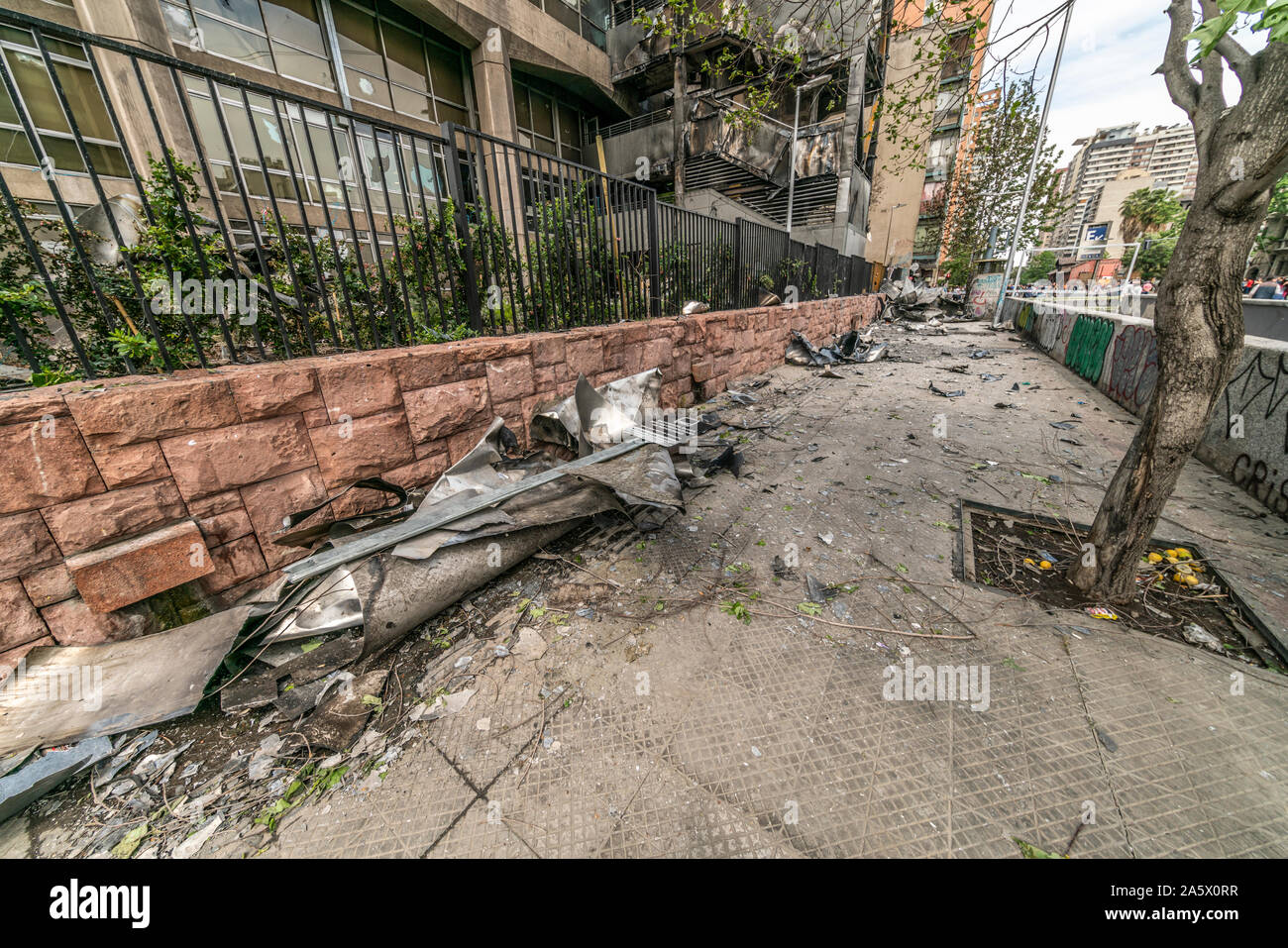 Saccheggiato e bruciato edifici a Santiago strade durante le ultime Ottobre 2019 tumulti nella città cilena. Come in una zona di guerra più danno è stato fatto Foto Stock