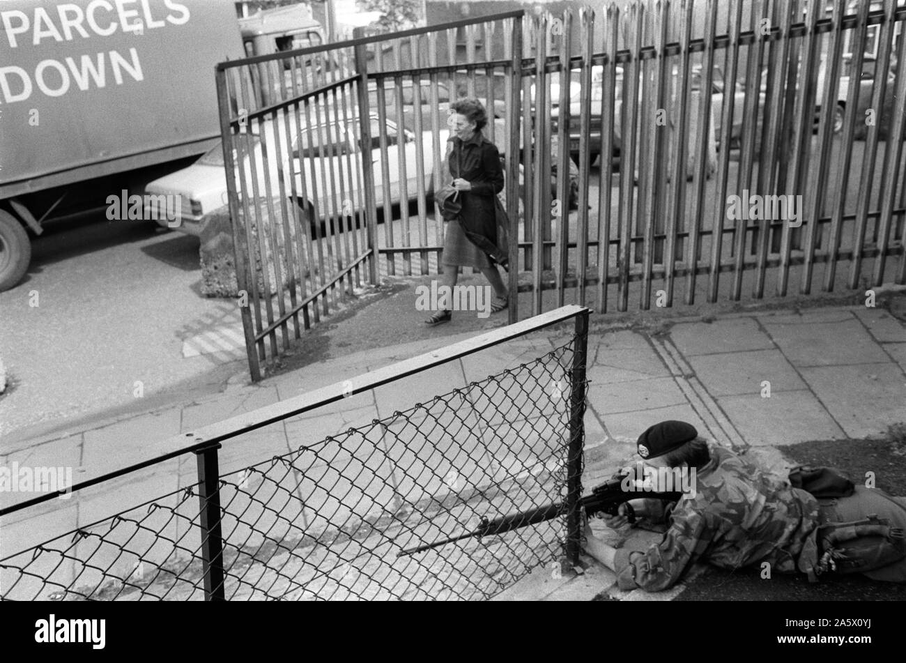 Derry Irlanda del Nord Londonderry degli anni settanta i guai. Soldati britannici di pattuglia presso le macellerie Gate la recinzione di sicurezza in corrispondenza di uno dei quattro gateway attraverso le mura della città. 1979 UK HOMER SYKES Foto Stock