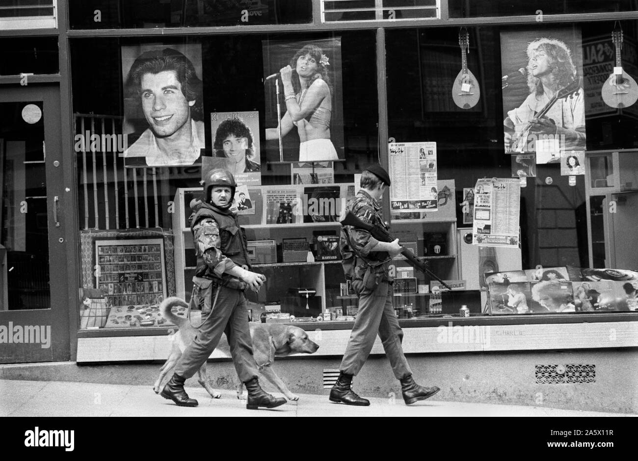 Soldati britannici con sniffer cane, di pattuglia in Derry Irlanda del Nord Londonderry i guai 1970S UK 1979 HOMER SYKES Foto Stock