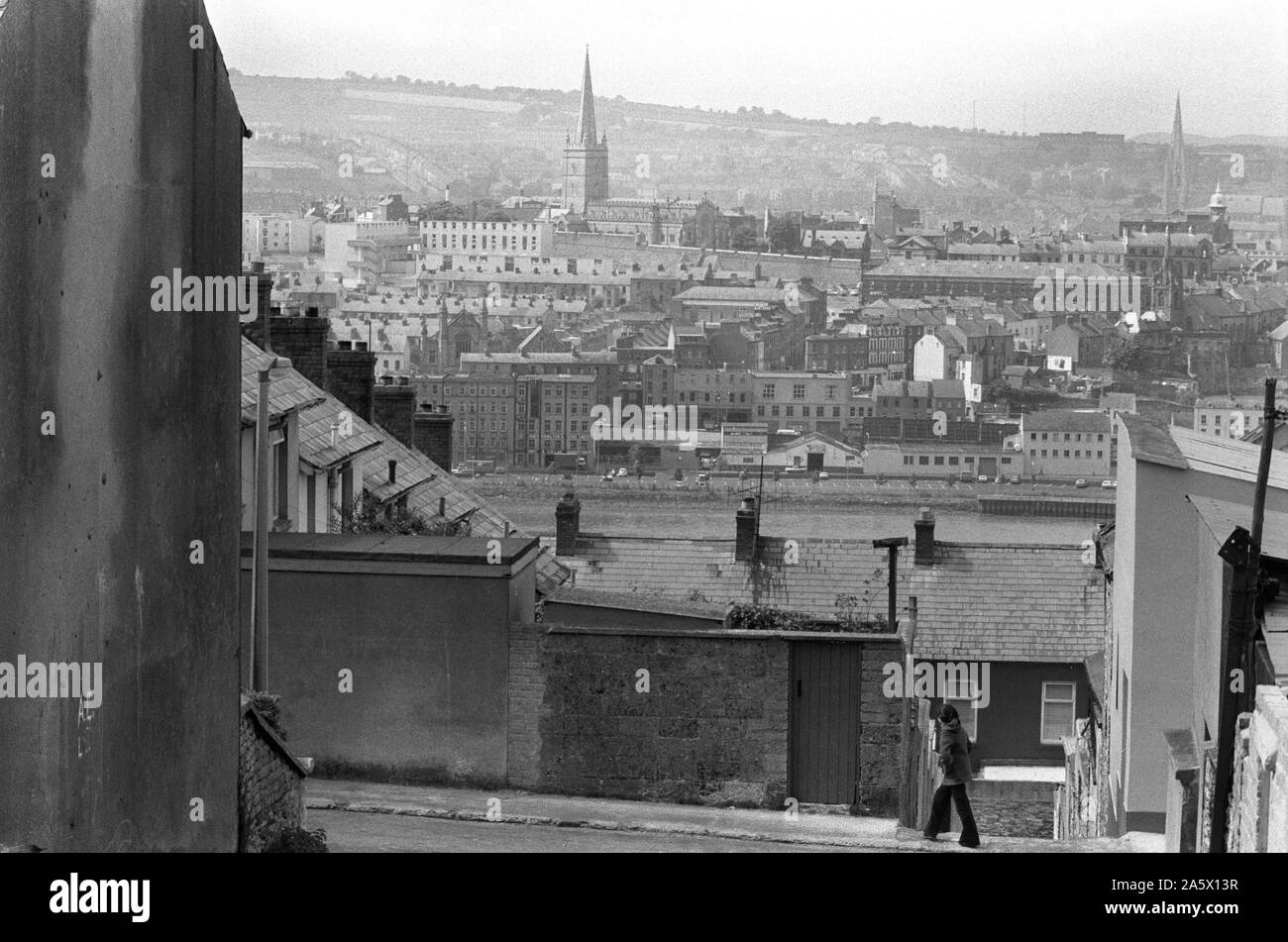 Derry, Irlanda del Nord, Londonderry. Due cattedrali di St Columbs Cathedral a sinistra, che è la chiesa madre della Chiesa d'Irlanda, e St Eugenes Roman Catholic Cathedral sulla destra. Cityscape1979 HOMER SYKES 1970 Foto Stock