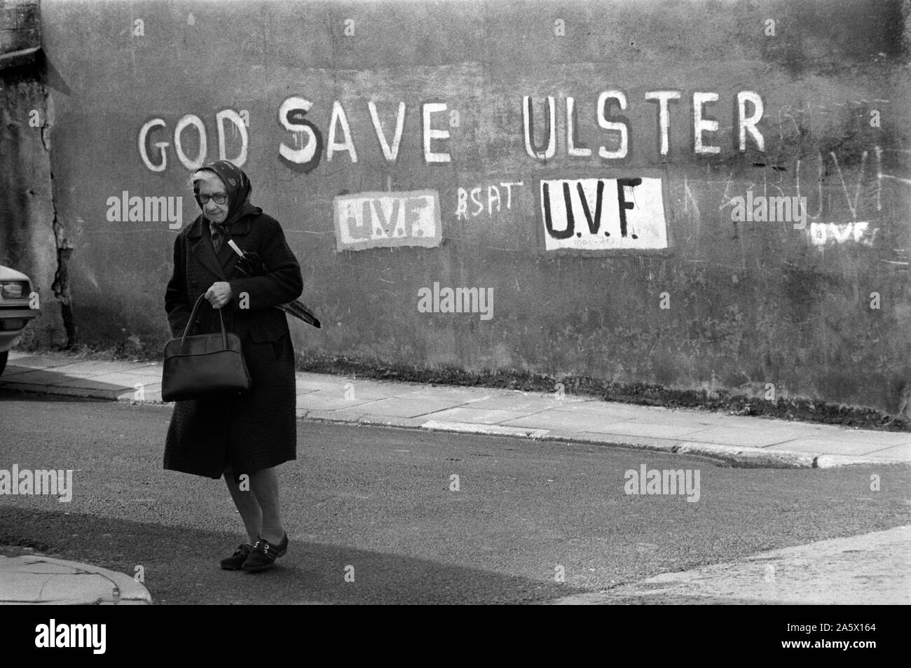 Londonderry Irlanda del Nord Derry i guai degli anni settanta. UVF Ulster Volunteer Force graffiti politici sulla parete. Senior donna protestante area di alloggiamento di Londonderry 1979 UK HOMER SYKES Foto Stock