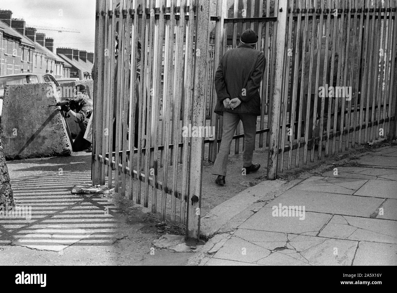 Derry Irlanda del Nord Londonderry degli anni settanta i guai. Soldati britannici di pattuglia presso le macellerie Gate la recinzione di sicurezza in corrispondenza di uno dei quattro gateway attraverso le mura della città. 1979 UK HOMER SYKES Foto Stock