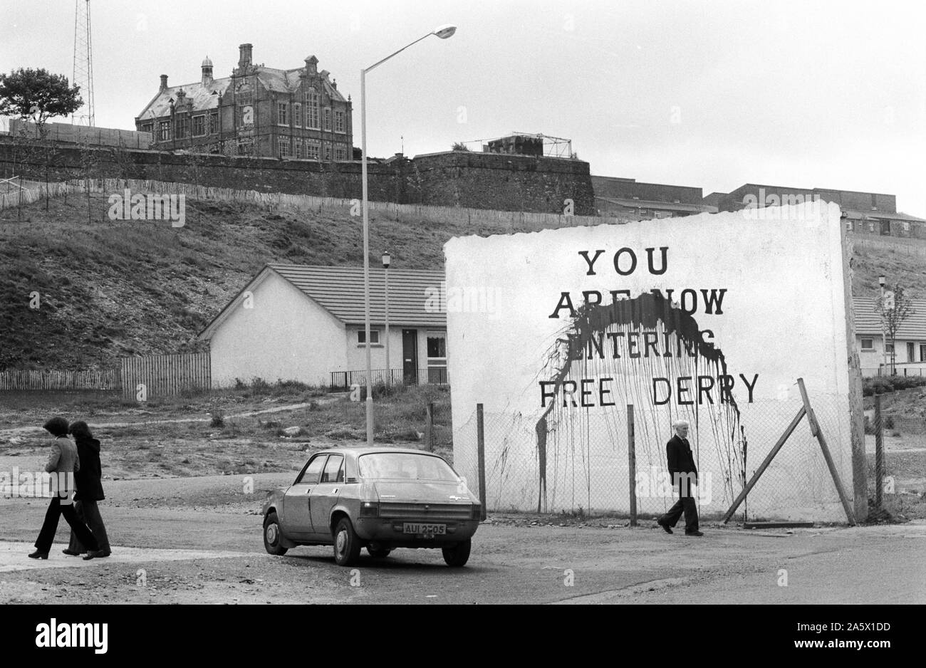 I problemi degli anni settanta Derry Irlanda del Nord Londonderry. 1979. Si sta ora entrando in libera Derry, carta murale sul frontone della casa ormai distrutto la polizia RUC i posti di comando guarda giù sul Bogside. Sapere come Free Derry Corner, situato in corrispondenza della giunzione di Fahan Street & Rossville Street. 70S UK HOMER SYKES Foto Stock
