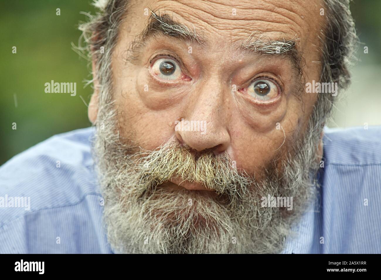 Persona che facce buffe Foto Stock