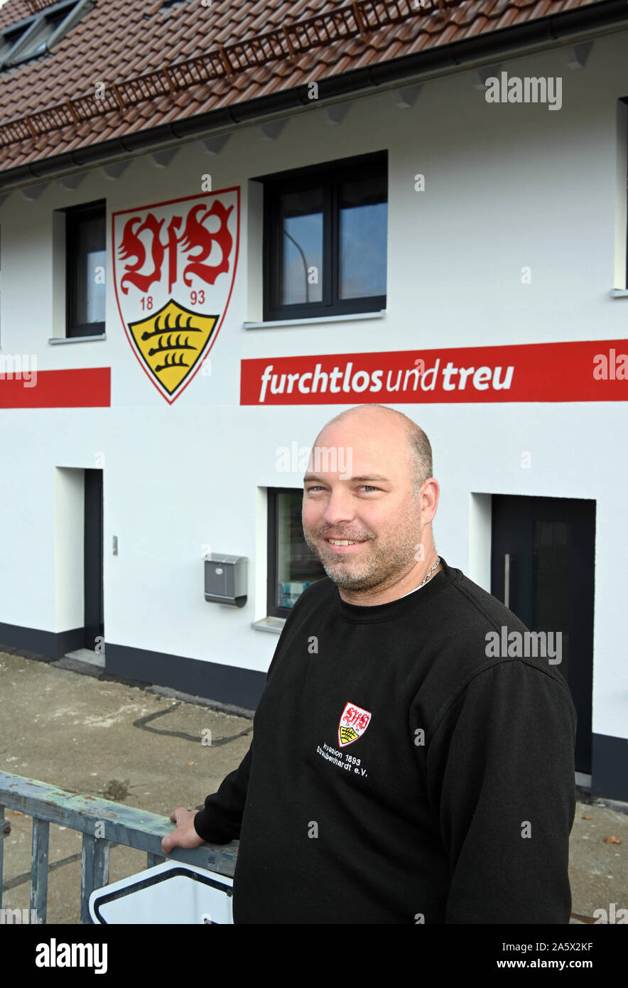 22 ottobre 2019, Baden-Wuerttemberg, Neuenbürg: Michael La Neuweiler sorge nella parte anteriore della sua casa che egli ha verniciato nei colori rosso-bianco e il club stemma della seconda league club VfB Stuttgart. La Neuweiler è stata la ristrutturazione della casa per tre anni dopo che la riprendono da sua nonna. Ora è stata la facciata di turno. La Neuweiler è stato un fan del club di Stoccarda per dieci anni ed è stato anche presidente del VfB fan club 'invasione 1893 Straubenhardt' per un paio di settimane. Foto: Uli Deck/dpa Foto Stock