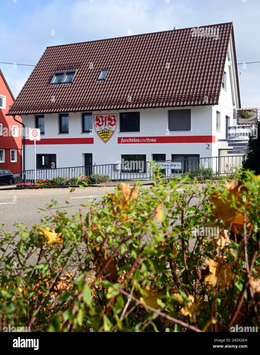 22 ottobre 2019, Baden-Wuerttemberg, Neuenbürg: una casa dipinta in rosso e bianco con lo stemma della seconda league club VfB Stuttgart è situato nel quartiere Waldrennach. Il proprietario La Neuweiler ha concepito in questo modo. Egli è stato la ristrutturazione della casa per tre anni dopo che la riprendono da sua nonna. Ora è stata la facciata di turno. La Neuweiler è stato un fan del club di Stoccarda per dieci anni ed è stato anche presidente del VfB fan club 'invasione 1893 Straubenhardt' per un paio di settimane. Foto: Uli Deck/dpa Foto Stock