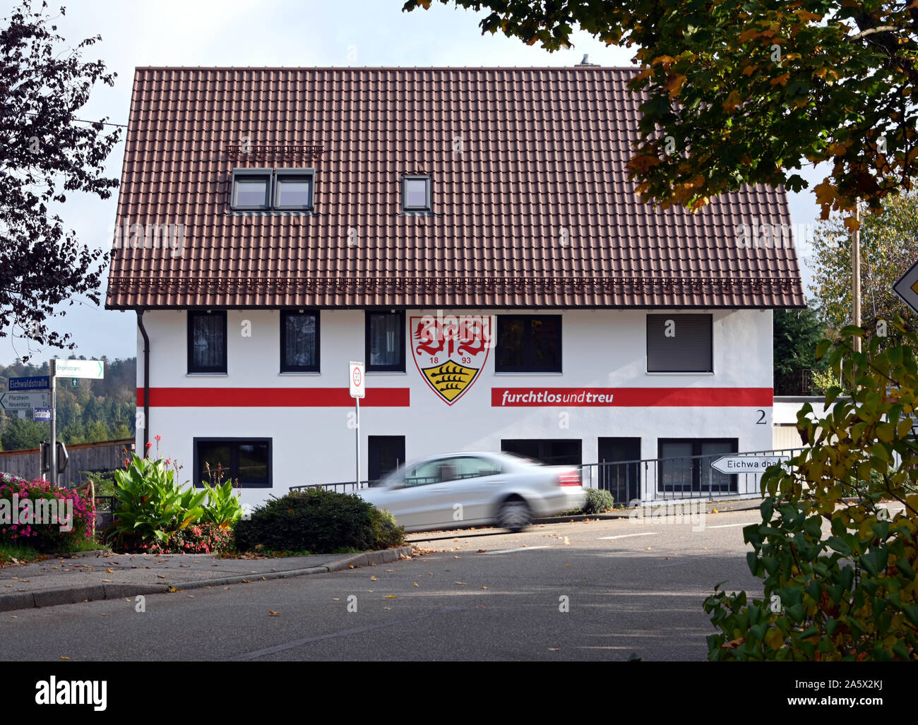 22 ottobre 2019, Baden-Wuerttemberg, Neuenbürg: una casa dipinta in rosso e bianco con lo stemma della seconda league club VfB Stuttgart è situato nel quartiere Waldrennach. Il proprietario La Neuweiler ha concepito in questo modo. Egli è stato la ristrutturazione della casa per tre anni dopo che la riprendono da sua nonna. Ora è stata la facciata di turno. La Neuweiler è stato un fan del club di Stoccarda per dieci anni ed è stato anche presidente del VfB fan club 'invasione 1893 Straubenhardt' per un paio di settimane. Foto: Uli Deck/dpa Foto Stock