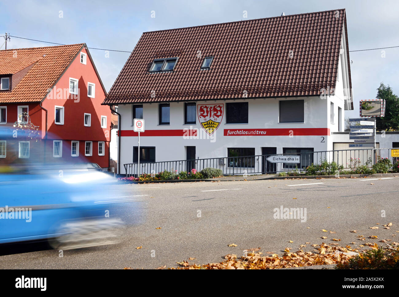 22 ottobre 2019, Baden-Wuerttemberg, Neuenbürg: una casa dipinta in rosso e bianco con lo stemma della seconda league club VfB Stuttgart è situato nel quartiere Waldrennach. Il proprietario La Neuweiler ha concepito in questo modo. Egli è stato la ristrutturazione della casa per tre anni dopo che la riprendono da sua nonna. Ora è stata la facciata di turno. La Neuweiler è stato un fan del club di Stoccarda per dieci anni ed è stato anche presidente del VfB fan club 'invasione 1893 Straubenhardt' per un paio di settimane. Foto: Uli Deck/dpa Foto Stock