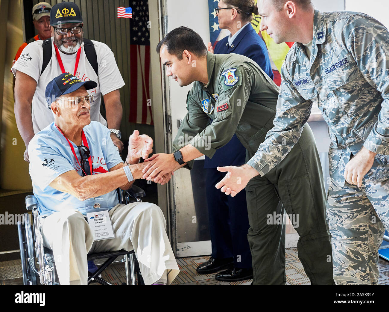 Arlington, VA, Stati Uniti d'America - 21 Settembre 2019: i veterani della Seconda guerra mondiale che arrivano fuori un American Airlines onore volo all'Aeroporto Nazionale Ronald Reagan. Essi sono gree Foto Stock