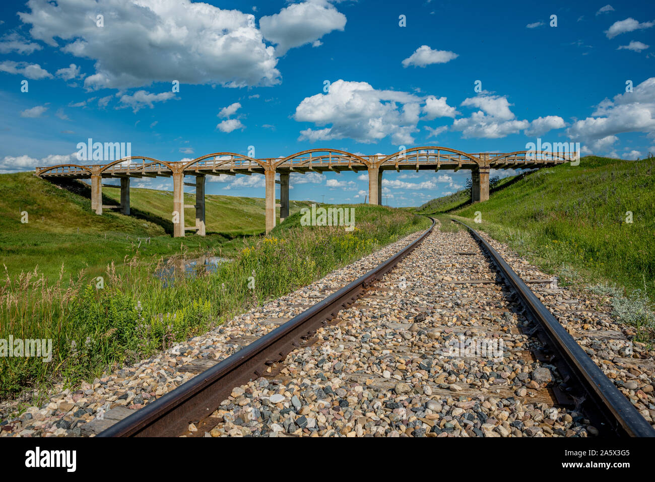 Il vecchio ponte di cemento in Scotsguard, SK con binari ferroviari sotto Foto Stock